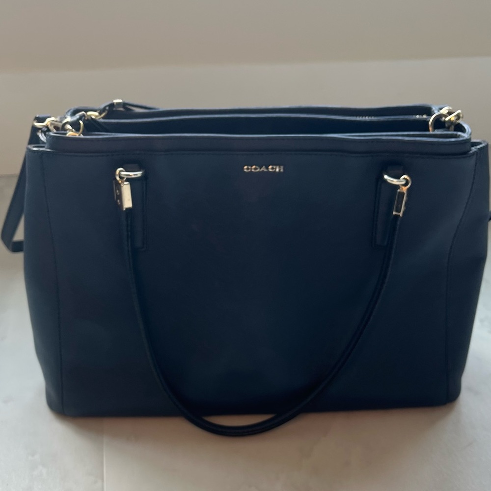 Coach signature tote bag in navy. Perfect work or travel bag.